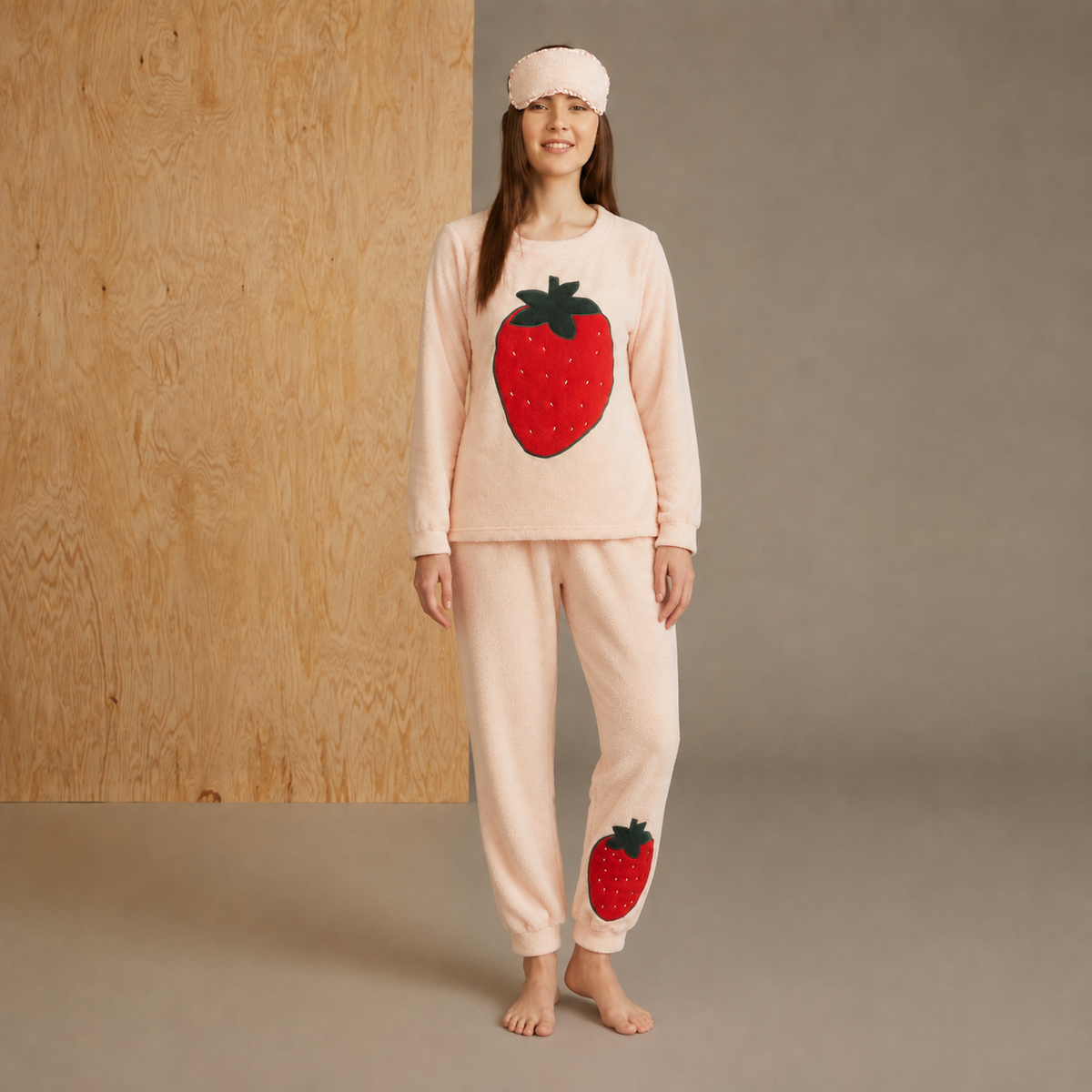 Women Peach Applique Polyester Round Neck Nightsuit